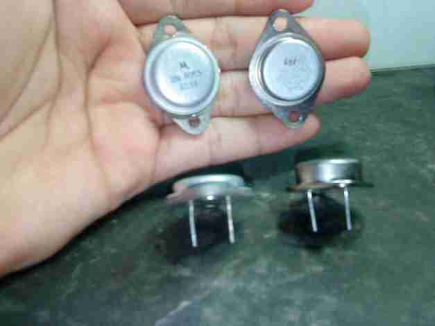 Transistor 2N3055 (sebelah kiri Motorolla, kanan ST Malaysia)