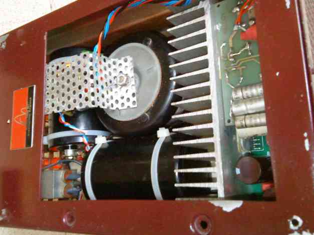 Masive kapasitor bank dan Toroidal Transformer menjamin supply arus untuk chip LM3886