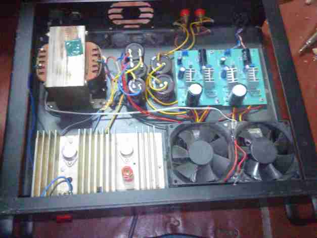 DSC00779 2 transistor dgn pendingin disebelah kiri adalah rangkain capasitance multiplier.