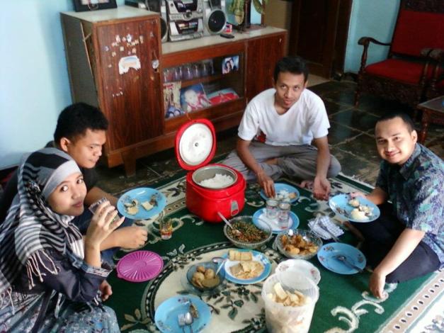 599303_321899551235064_834409407_n