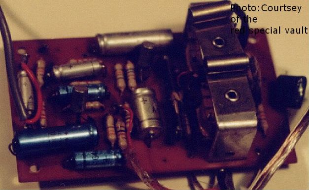 Ini adalah foto dari jantung Deacy Amp original. Source : redspecialforum.com