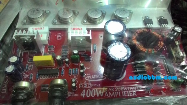 KIT DMS300 adalah kit amplifier subwoofer untuk dipasang pada kendaraan dengan power supply 12V DC. Kit ini cukup powerfull dengan final 4 buah transistor 2N3055/MJ2955 ST original. Didalam satu PCB terdapat PSU inverter, subwoofer filter dengan pengaturan volume dan frekuensi cutoff, serta amplifier OCL built in. Kit ini juga disertai pelat panel depan, sehingga mudah dipasang pada box speaker subwoofer pilihan anda. Untuk memaksimalkan performa, pendingin standar ditempelkan pada pendingin bersirip.