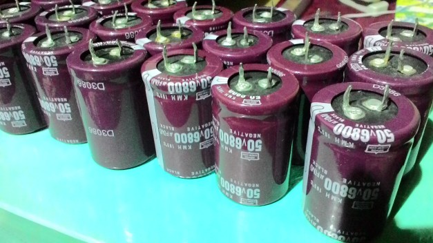 Elco Nippon Chemicon seri ini relatif murah namun kualitasnya bagus. Hasil test dengan Kapasitor tester sesuai dengan nilai yang tertera.