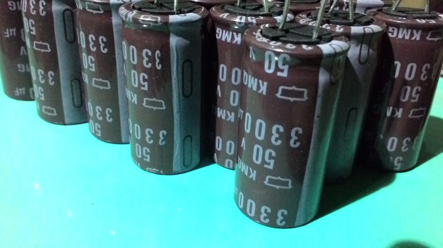 Kebanyakan perakit suka elco berbadan besar, namun kenyataannya yang besar banyak yang palsu. Kalau saya akan pilih elco kecil tapi asli seperti elco ini, masalah kapasitas tinggal diparalel saja. Elco Nippon Chemicon KMG ini cukup murah, namun kualitasnya bagus. 